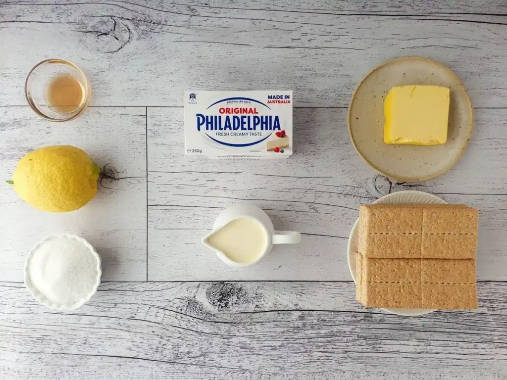 Zutaten für Philadelphia Kuchen ohne Backen mit Frischkäse, Zitrone, Butter, Keksen, Sahne, Zucker und Vanilleextrakt