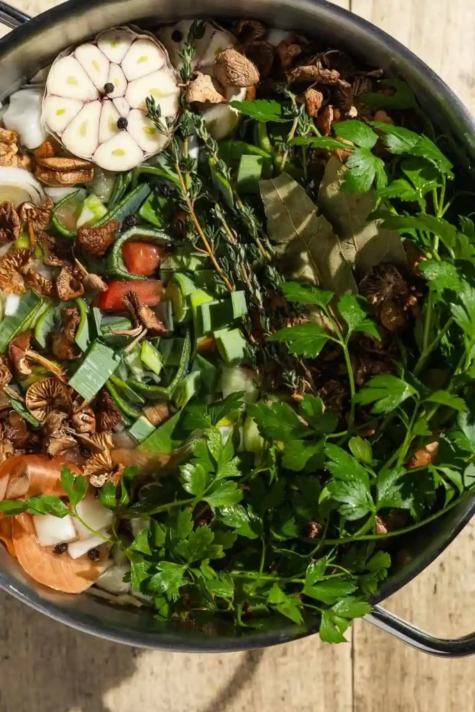 Frische Bio-Zutaten für Gemüsebrühe ohne Salz im Topf