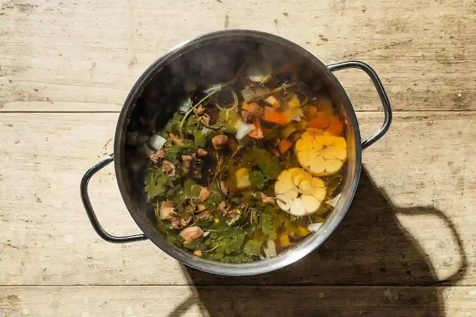Gemüsebrühe selber machen im Kochtopf – Bio Rezept ohne Salz