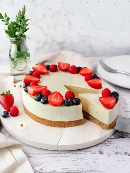 Philadelphia Kuchen ohne Backen mit Keksboden und frischen Beeren wie Erdbeeren, Himbeeren und Blaubeeren