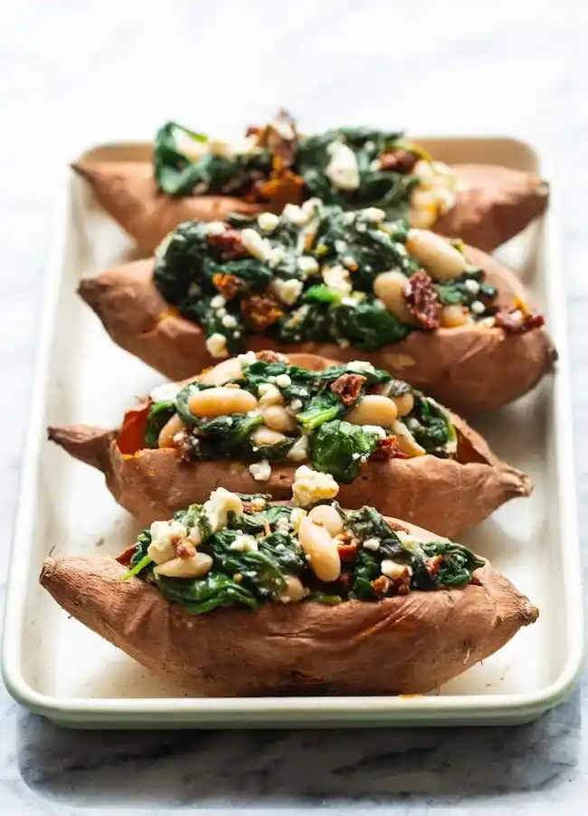 Gefüllte Süßkartoffeln mit Spinat, Feta, weißen Bohnen und getrockneten Tomaten – ofengeröstet und servierbereit
