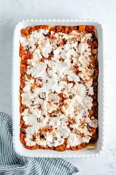 Vegane Ricotta-Schicht auf Gemüse-Lasagne