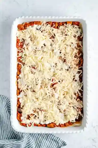 Vegane Lasagne mit Mozzarella belegen