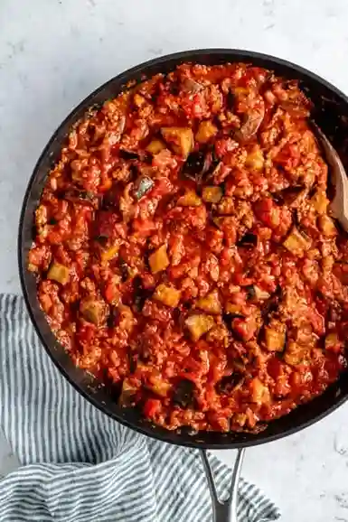 Vegane Bolognese-Sauce mit Auberginen und pflanzlichem Hack in Pfanne