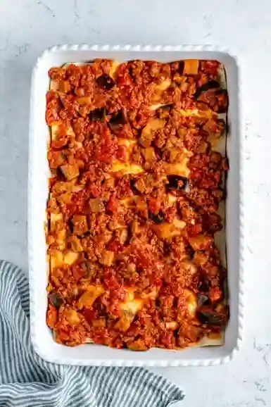 Schicht vegane Hack-Gemüse-Sauce für Lasagne