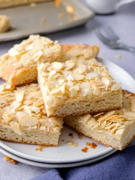 Butterkuchen ohne Hefe mit Mandeln – Omas schneller Butterkuchen vom Blech