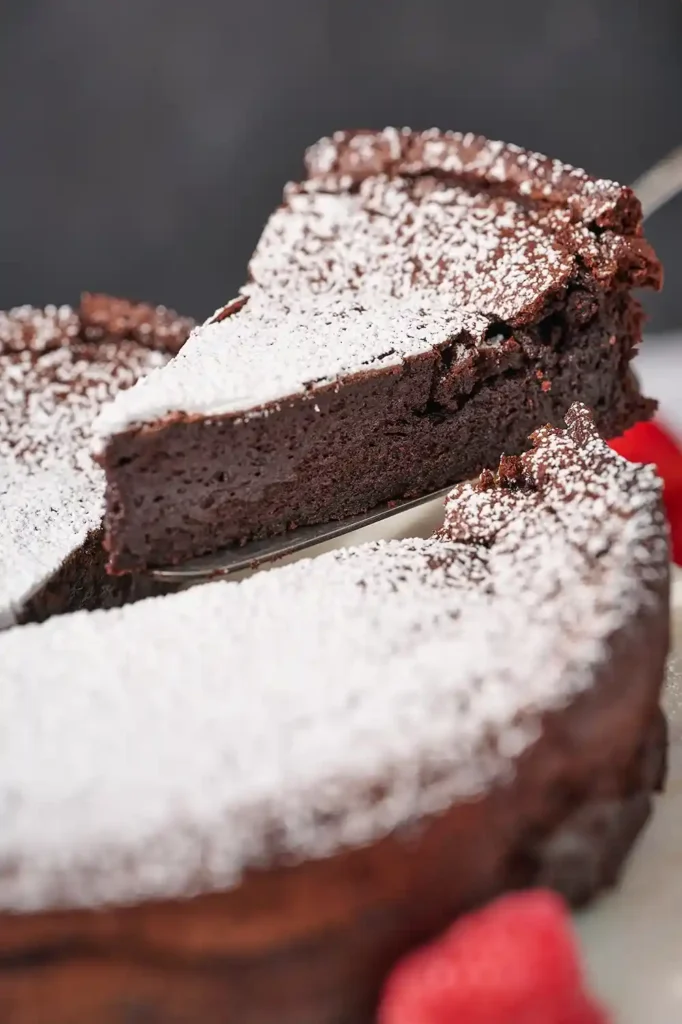 Glutenfreier Schokoladenkuchen ohne Mehl mit Puderzucker, angeschnitten