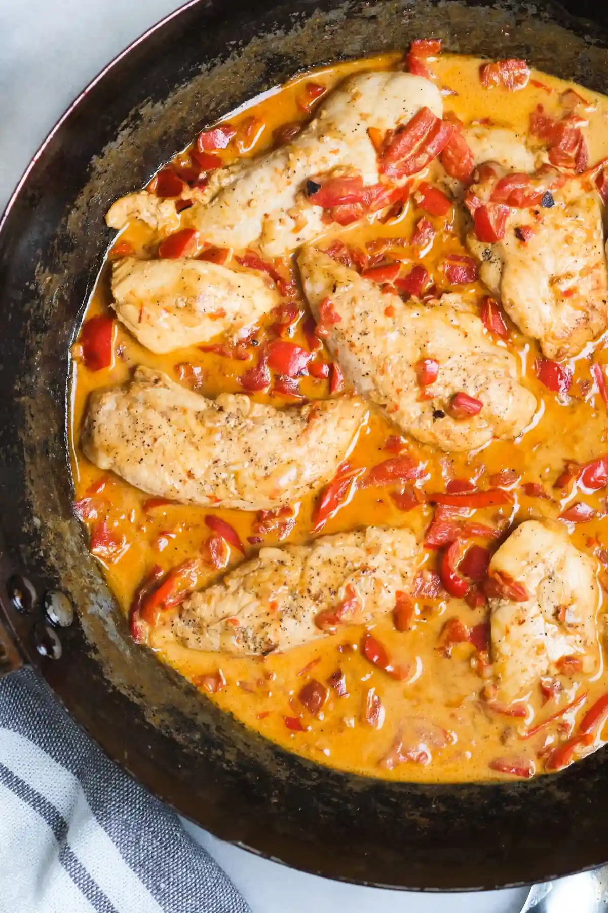Paprika Sahne Hähnchen in cremiger Soße mit Zwiebeln in der Pfanne – zartes Hähnchenfilet in Paprika-Rahmsoße