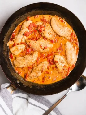 Paprika Sahne Hähnchen in cremiger Sauce mit roten Paprika und Hähnchenfilets in der Pfanne