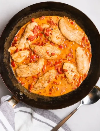 Paprika Sahne Hähnchen in cremiger Sauce mit roten Paprika und Hähnchenfilets in der Pfanne