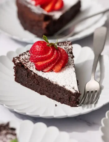 Glutenfreier Schokoladenkuchen ohne Mehl mit Erdbeeren – saftig, fudgy & perfekt für jede Gelegenheit