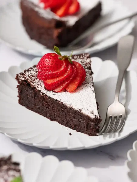 Glutenfreier Schokoladenkuchen ohne Mehl mit Erdbeeren – saftig, fudgy & perfekt für jede Gelegenheit