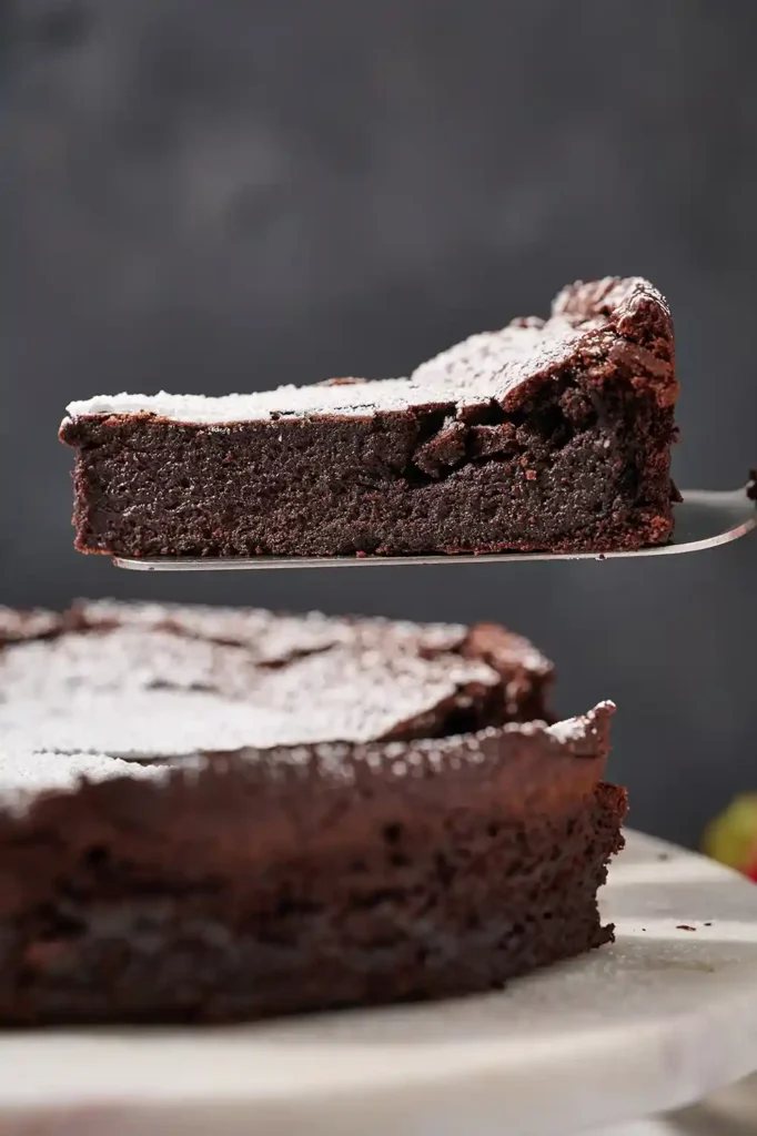 Nahaufnahme eines Stücks glutenfreier Schokoladenkuchen auf einem Tortenheber