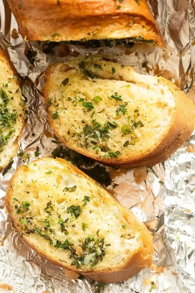Knusprige Kräuterbaguette-Scheiben mit selbstgemachter Kräuterbutter