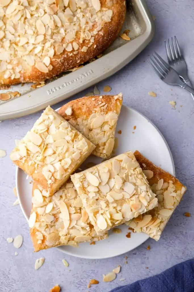 Blitz Butterkuchen ohne Hefe vom Blech mit Mandeln – Omas Rezept