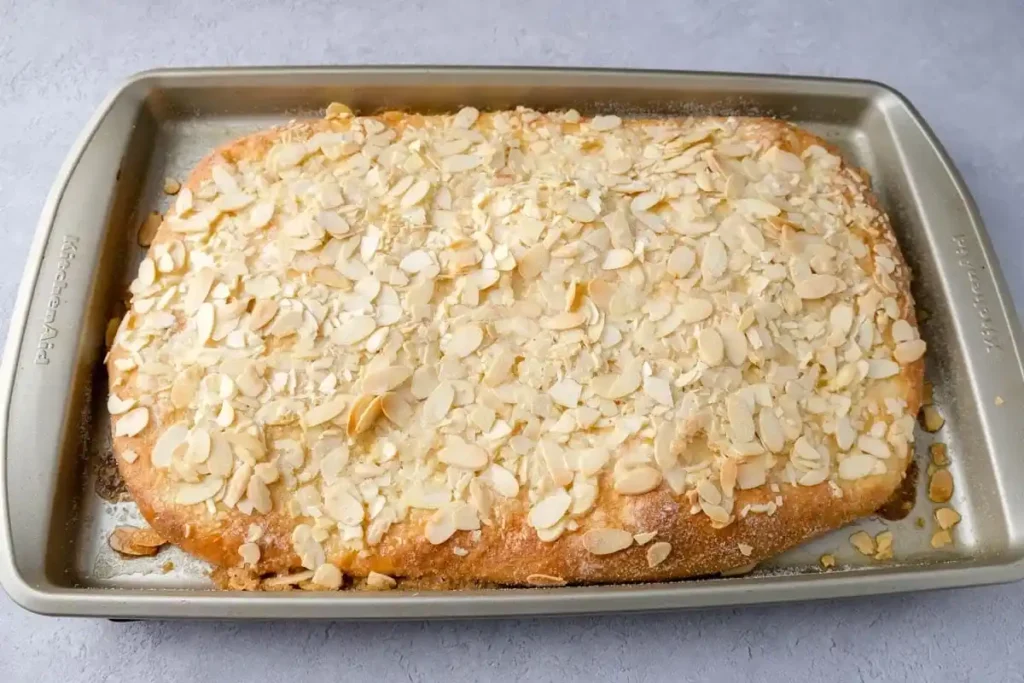 Frisch gebackener Butterkuchen ohne Hefe mit knusprigem Mandelbelag