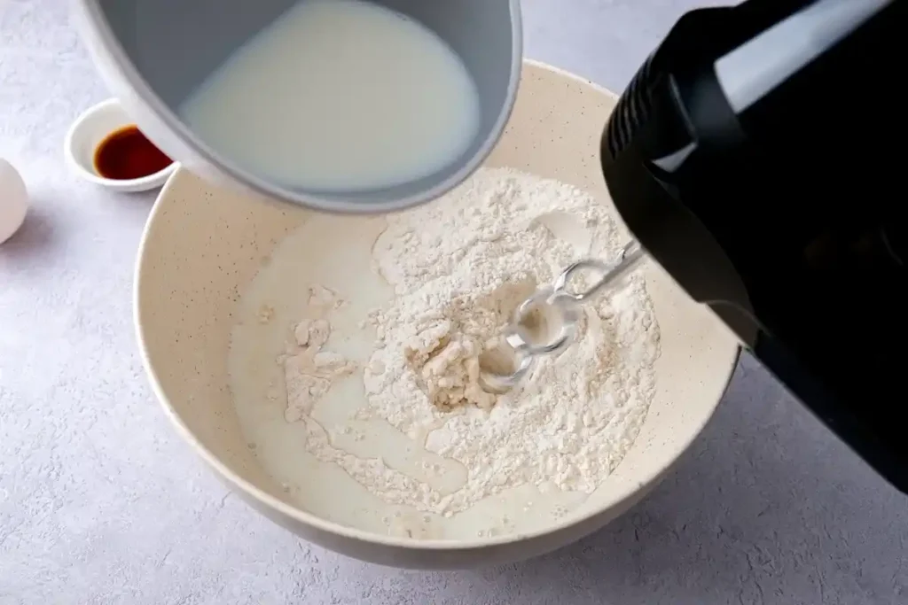 Zubereitung vom Butterkuchen ohne Hefe – Mehl, Milch und Handrührgerät