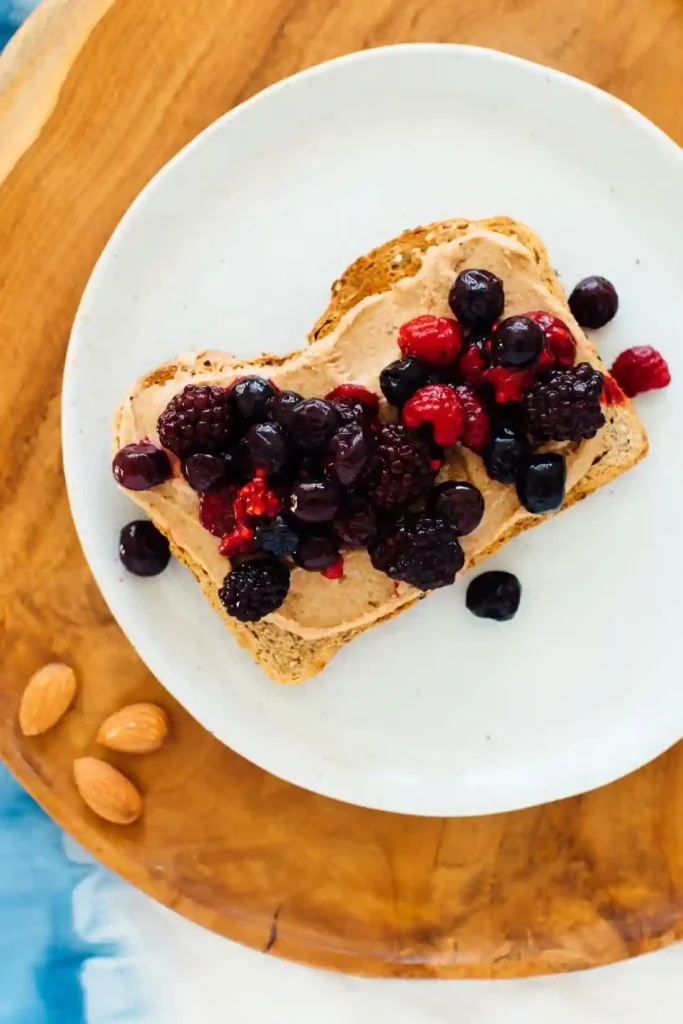 Vollkornbrot mit Mandelmus und Beeren – gesundes Frühstück mit selbstgemachtem Mandelmus
