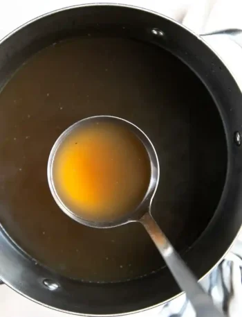 Hausgemachte Knochensuppe aus Rinderknochen und Markknochen – kräftige Rinderbrühe mit Gelatine im Topf