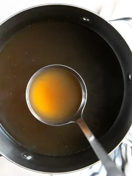 Hausgemachte Knochensuppe aus Rinderknochen und Markknochen – kräftige Rinderbrühe mit Gelatine im Topf