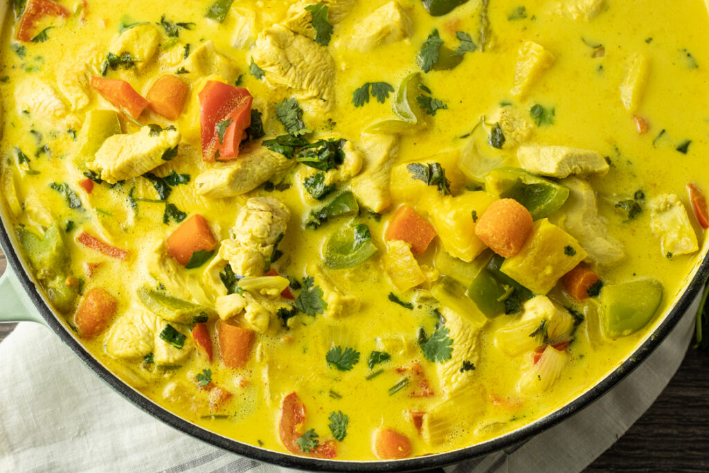 Hähnchen Curry mit Ananas und Kokosmilch in cremiger Currysauce