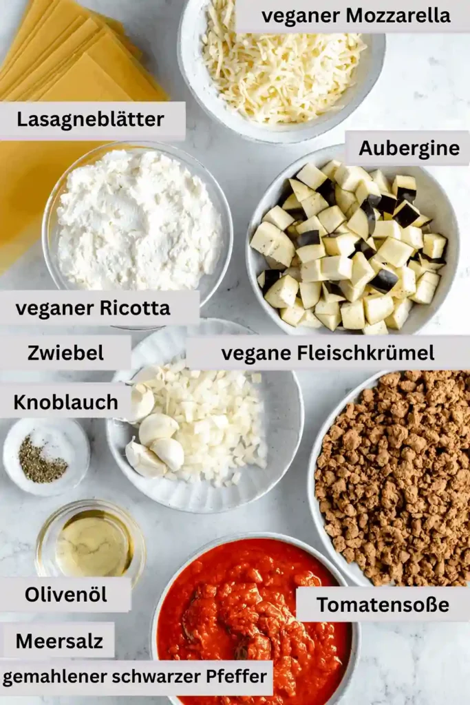 Zutaten für vegane Lasagne Bolognese mit Gemüse: Lasagneblätter, veganes Hack, Aubergine, Tomatensoße, veganer Ricotta, veganer Mozzarella, Zwiebel, Knoblauch, Olivenöl, Meersalz und Pfeffer