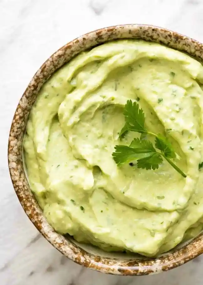 Cremige Avocado Soße im Schälchen – frisches Avocadosauce Rezept mit Koriander