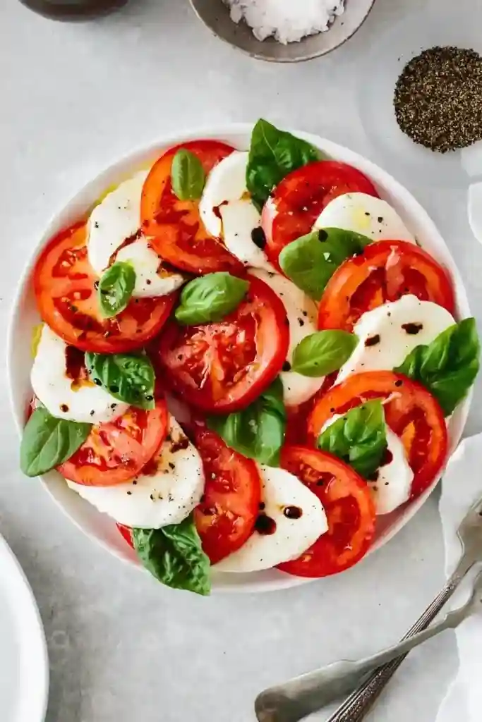 Caprese-Salat mit Tomaten, Mozzarella und Basilikum – ideal für alle, die wissen wollen, was gehört auf ein italienisches Buffet.