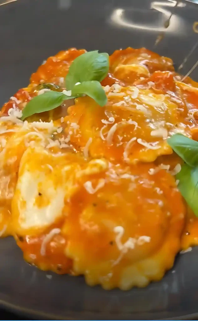 Cheesy Ravioli mit Tomatensauce, bestreut mit Parmesan und frischem Basilikum – eine schnelle Sauce zu Ravioli zum Genießen.