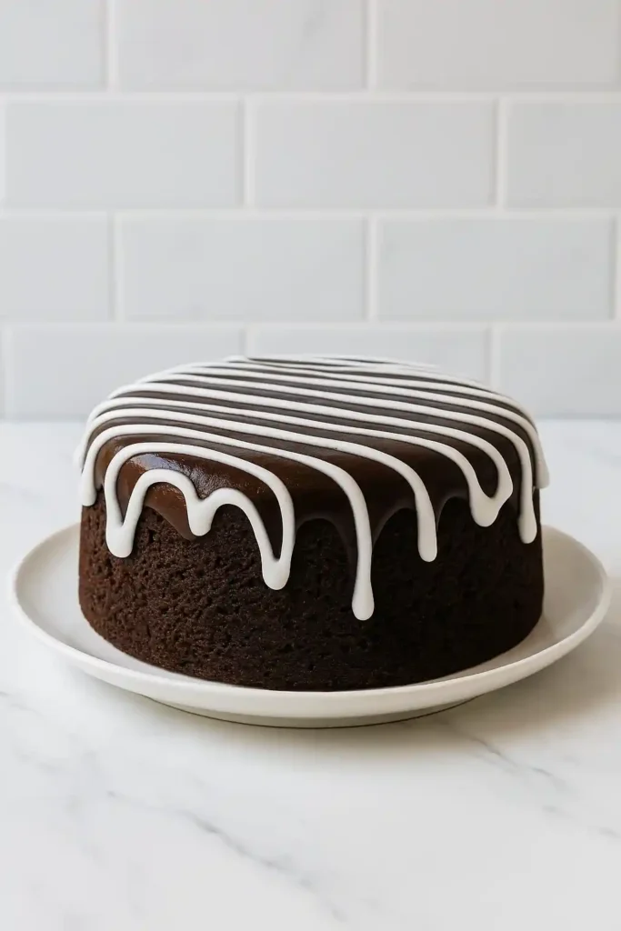 Schokokuchen mit weißem Zuckerguss-Muster – eine kreative Idee, um Schokokuchen zu dekorieren und eine elegante Schokokuchen Deko zu gestalten.