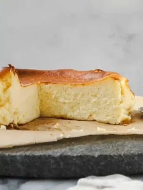 Kleiner Käsekuchen ohne Boden in 18 cm Springform, angeschnitten