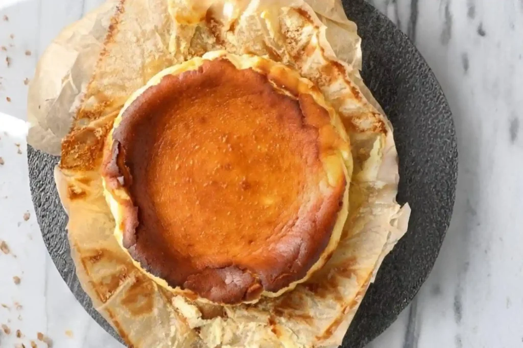 Kleiner Käsekuchen ohne Boden nach dem Backen auf Backpapier