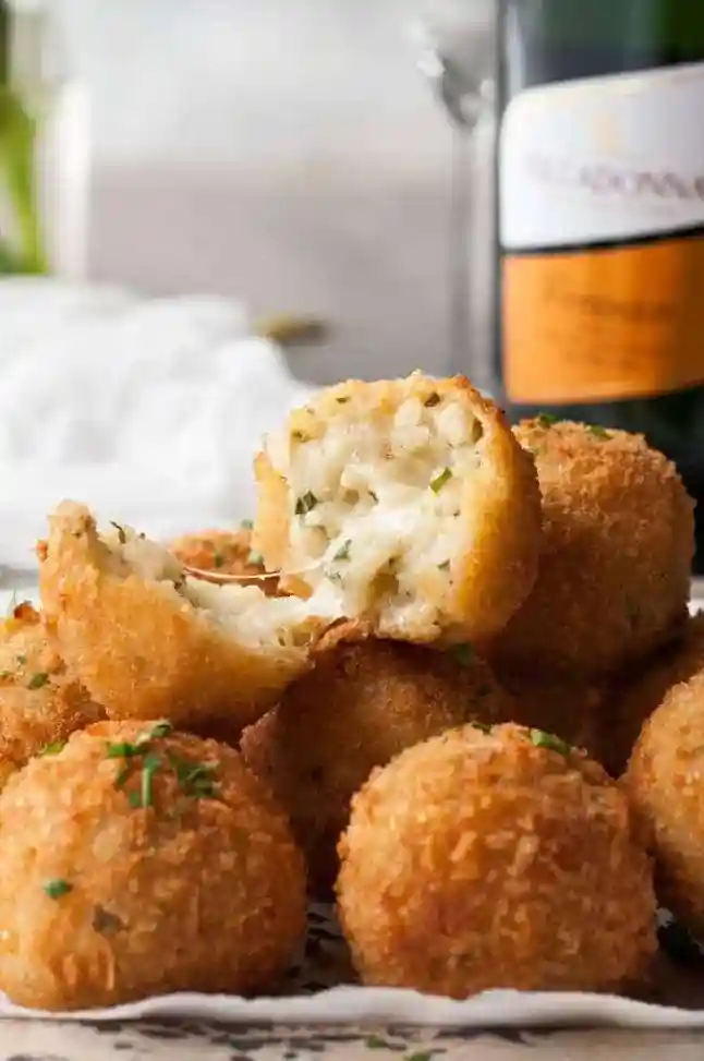 Knusprige Arancini mit cremiger Füllung – perfekte Antwort auf die Frage: Was gehört auf ein italienisches Buffet?