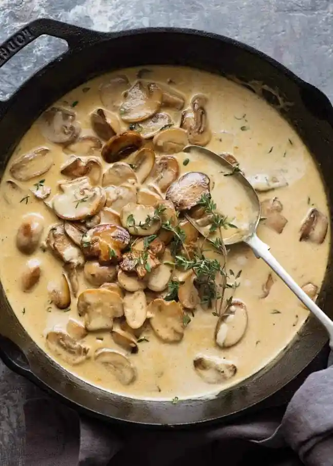 Cremige Sahne-Champignon-Soße in der Pfanne – ein Klassiker unter den leckeren Soßen für Pasta und beliebtes Beispiel für einfache Nudelsoßen Rezepte.