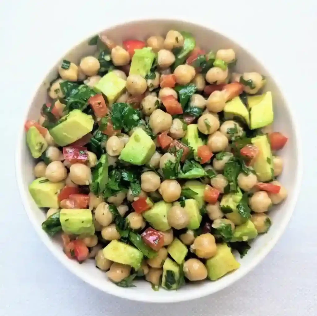 Frischer Kichererbsen-Avocado-Salat mit Paprika und Kräutern – ideales essen zum mitnehmen arbeit kalt.