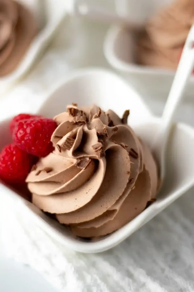 Schokoladenmousse mit Himbeeren – schneller süßer Snack zum Löffeln