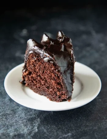 Saftiger Eierlikörkuchen mit Schokolade – Omas Schoko Gugelhupf mit glänzender Schoko-Eierlikör-Glasur