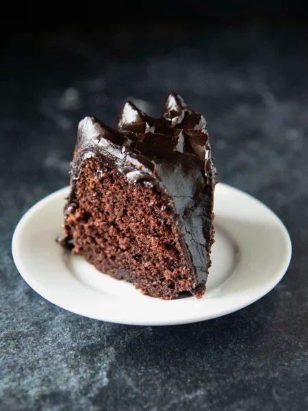 Saftiger Eierlikörkuchen mit Schokolade – Omas Schoko Gugelhupf mit glänzender Schoko-Eierlikör-Glasur