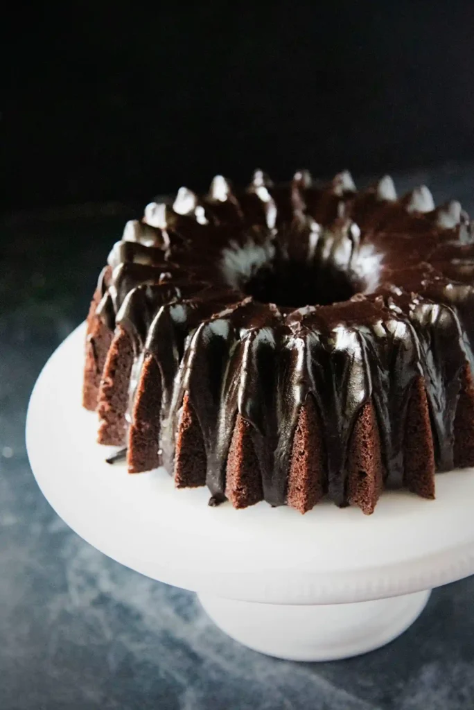 Gugelhupf aus saftigem Eierlikörkuchen mit Schokolade und glänzender Glasur