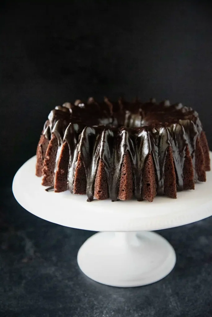 Weltbester Eierlikörkuchen mit Schokolade auf weißer Tortenplatte