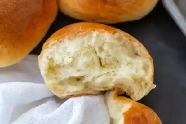 Innenansicht eines aufgebrochenen Brioche Brötchens – fluffiger Teig und weiche Krume