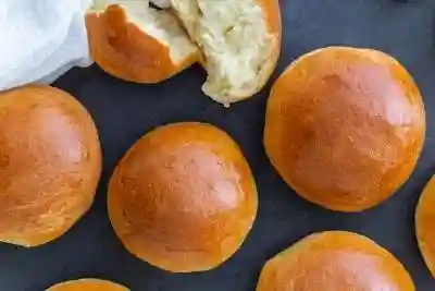 Luftige, goldbraun gebackene Brioche Brötchen – perfekte Burger Buns für selbstgemachte Hamburger.