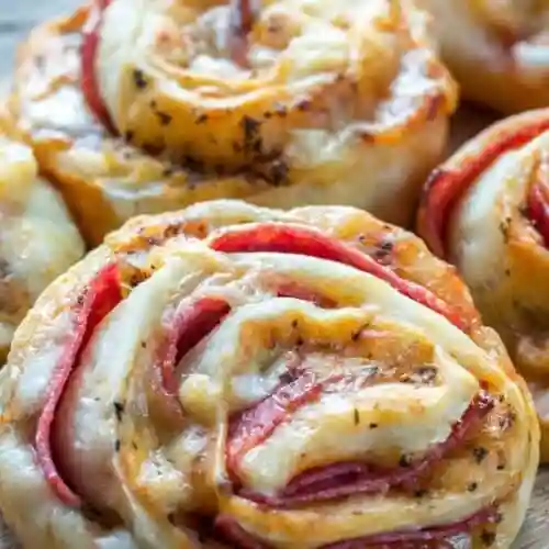 Low Carb Pizzaschnecken mit Mozzarella und Salami – gesunde Pizza-Rollen aus Fathead-Teig