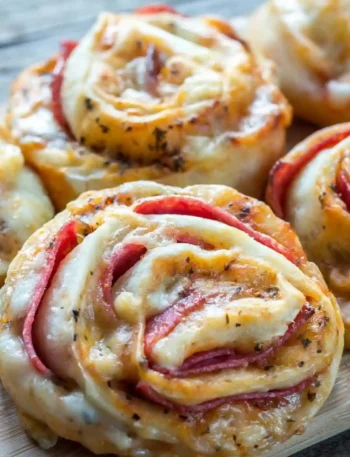 Low Carb Pizzaschnecken mit Salami und Käse – gesunde Pizza Schnecken selber machen