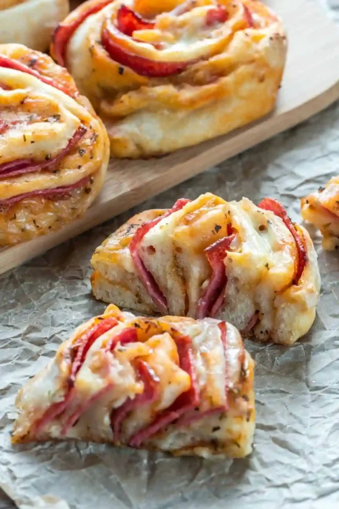 Aufgeschnittene Low Carb Pizzaschnecken mit Käse und Salami – gesunde Pizza Schnecken als Fingerfood Snack