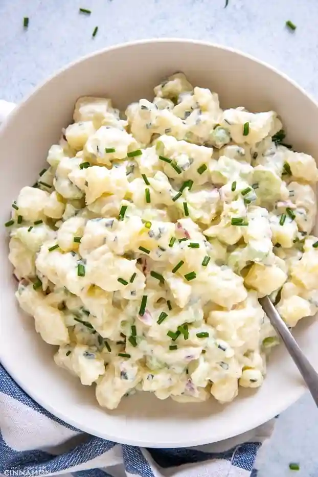 Kartoffelsalat mit Joghurt-Dressing – gesundes kaltes mittagessen fürs büro