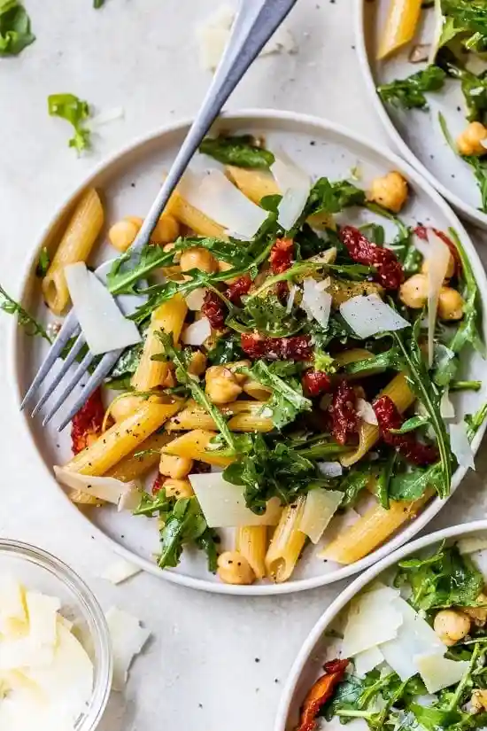 Rucola-Pasta-Salat mit Kichererbsen und getrockneten Tomaten – frische Idee für alle, die sich fragen: Was gehört auf ein italienisches Buffet?