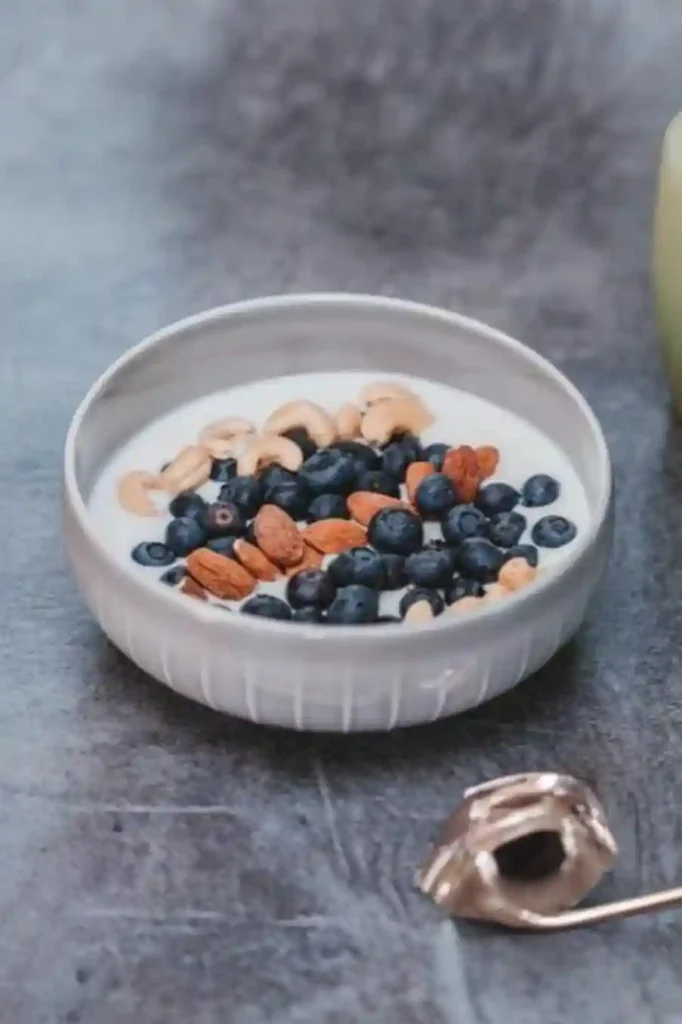 Eiweißreicher Quark mit Heidelbeeren, Mandeln und Cashews – perfektes essen zum mitnehmen arbeit kalt.