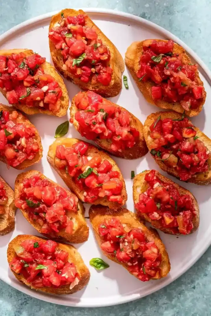 Knusprige Bruschetta mit Tomaten und Basilikum – ideal für alle, die sich fragen, was gehört auf ein italienisches Buffet.