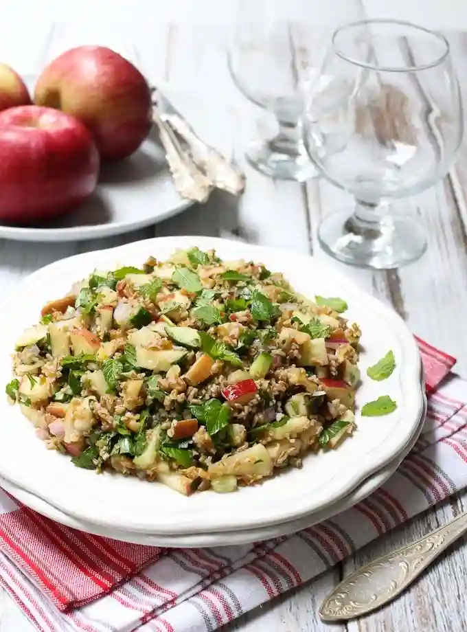 Bulgur-Salat mit Apfel und Walnüssen – gesundes essen zum mitnehmen arbeit kalt